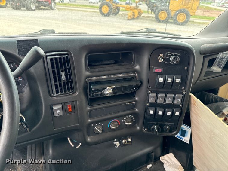 image for item ND9155 2007 Chevrolet C5500 shuttle bus