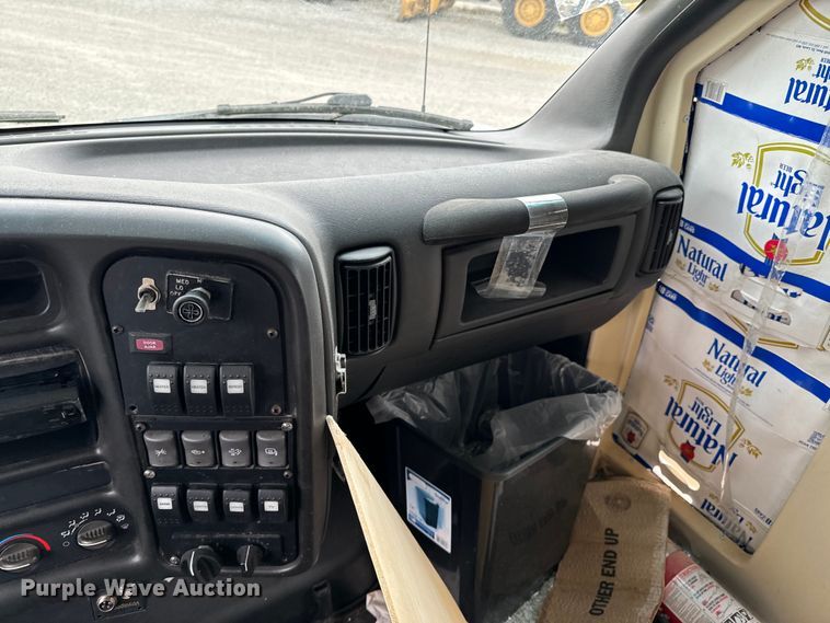 image for item ND9155 2007 Chevrolet C5500 shuttle bus