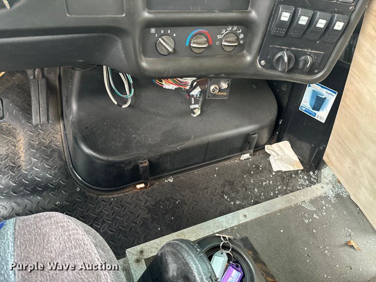 image for item ND9155 2007 Chevrolet C5500 shuttle bus