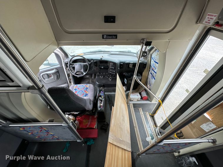 image for item ND9155 2007 Chevrolet C5500 shuttle bus