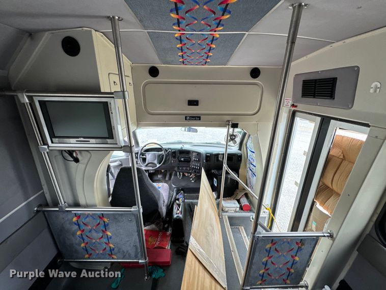 image for item ND9155 2007 Chevrolet C5500 shuttle bus