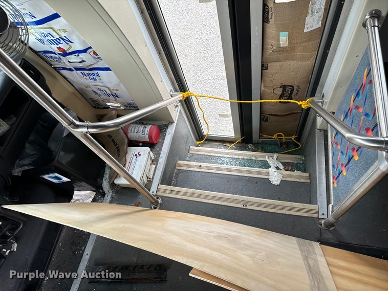 image for item ND9155 2007 Chevrolet C5500 shuttle bus