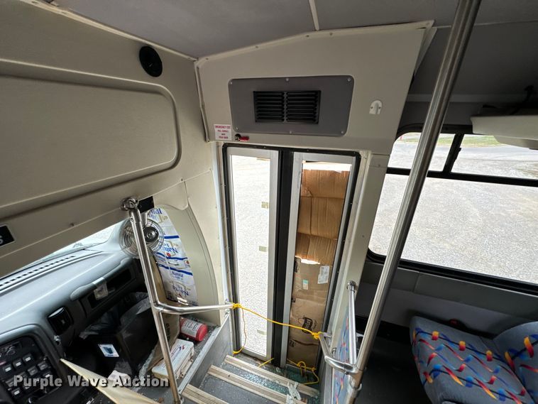 image for item ND9155 2007 Chevrolet C5500 shuttle bus