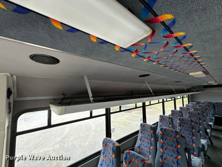 image for item ND9155 2007 Chevrolet C5500 shuttle bus