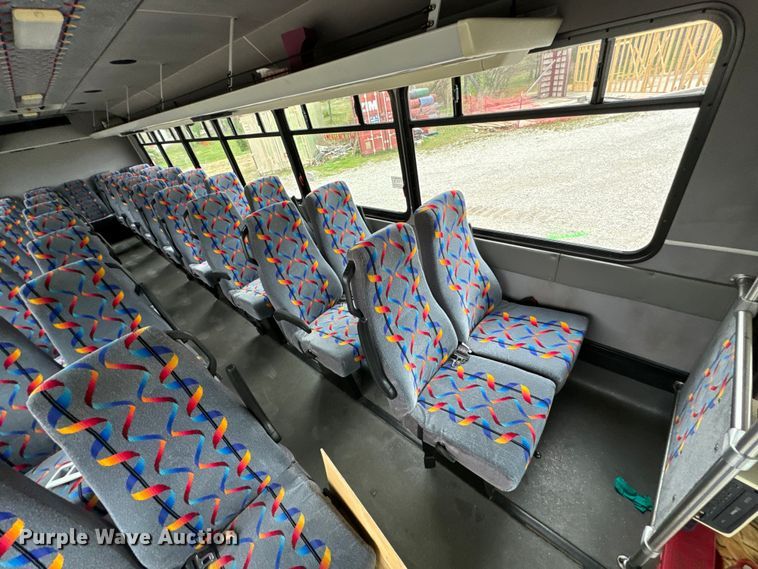 image for item ND9155 2007 Chevrolet C5500 shuttle bus