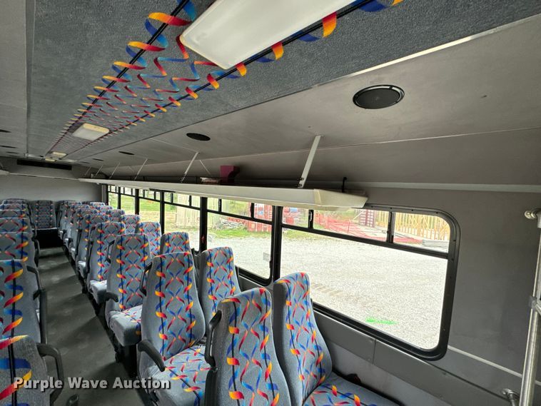 image for item ND9155 2007 Chevrolet C5500 shuttle bus