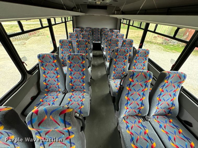 image for item ND9155 2007 Chevrolet C5500 shuttle bus