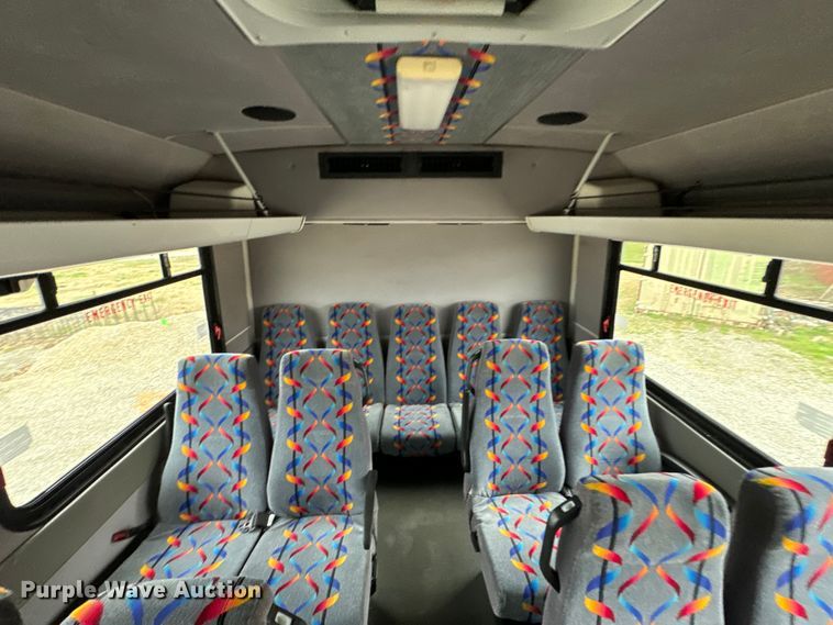 image for item ND9155 2007 Chevrolet C5500 shuttle bus