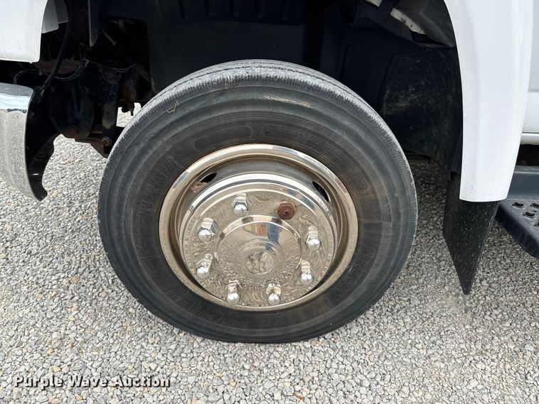 image for item ND9155 2007 Chevrolet C5500 shuttle bus