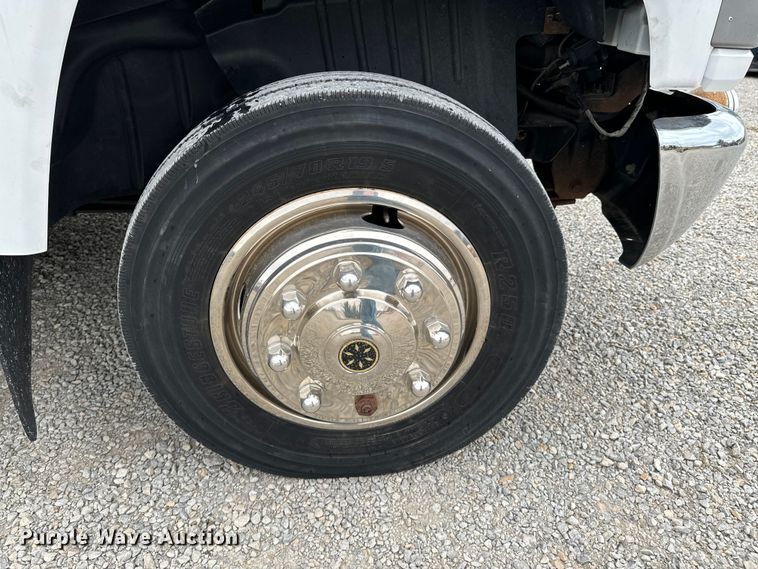 image for item ND9155 2007 Chevrolet C5500 shuttle bus