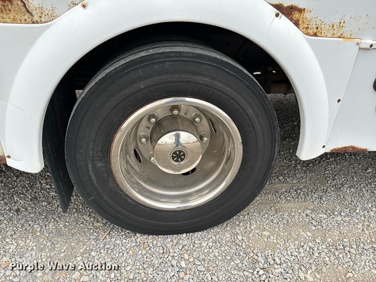 image for item ND9155 2007 Chevrolet C5500 shuttle bus