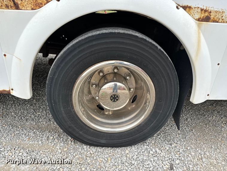 image for item ND9155 2007 Chevrolet C5500 shuttle bus