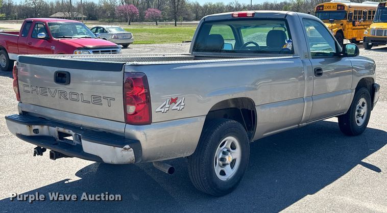 image for item ND9175 2003 Chevrolet Silverado 1500 pickup truck