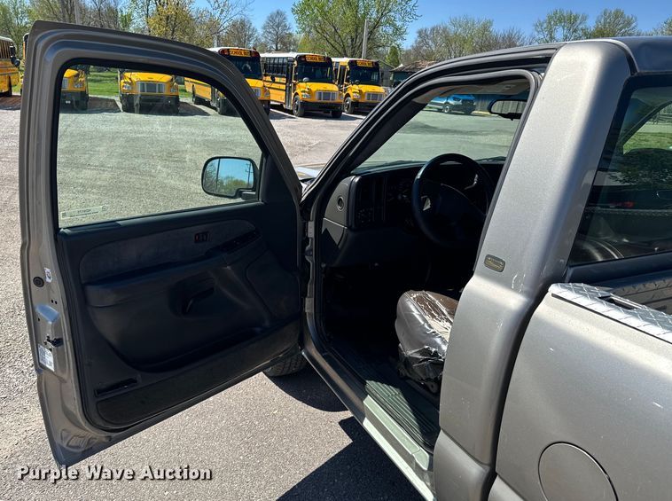 image for item ND9175 2003 Chevrolet Silverado 1500 pickup truck