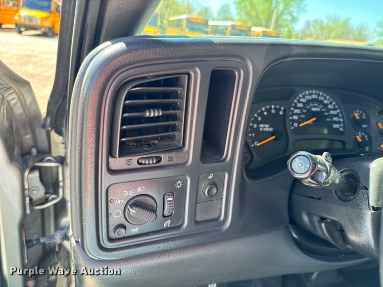 image for item ND9175 2003 Chevrolet Silverado 1500 pickup truck