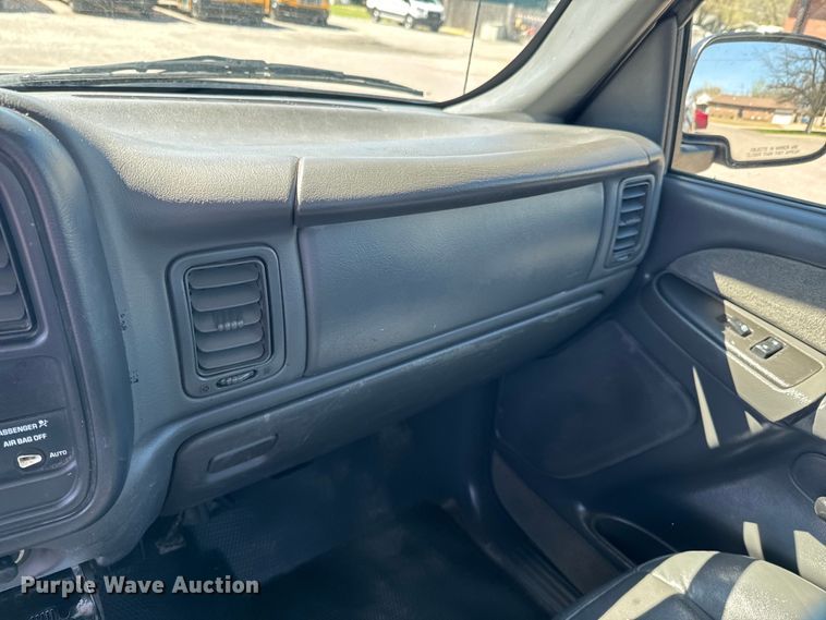 image for item ND9175 2003 Chevrolet Silverado 1500 pickup truck