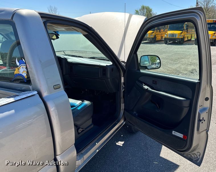 image for item ND9175 2003 Chevrolet Silverado 1500 pickup truck