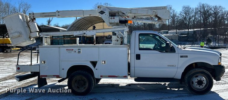 image for item NE9716 2003 Ford F550 Super Duty XL bucket truck