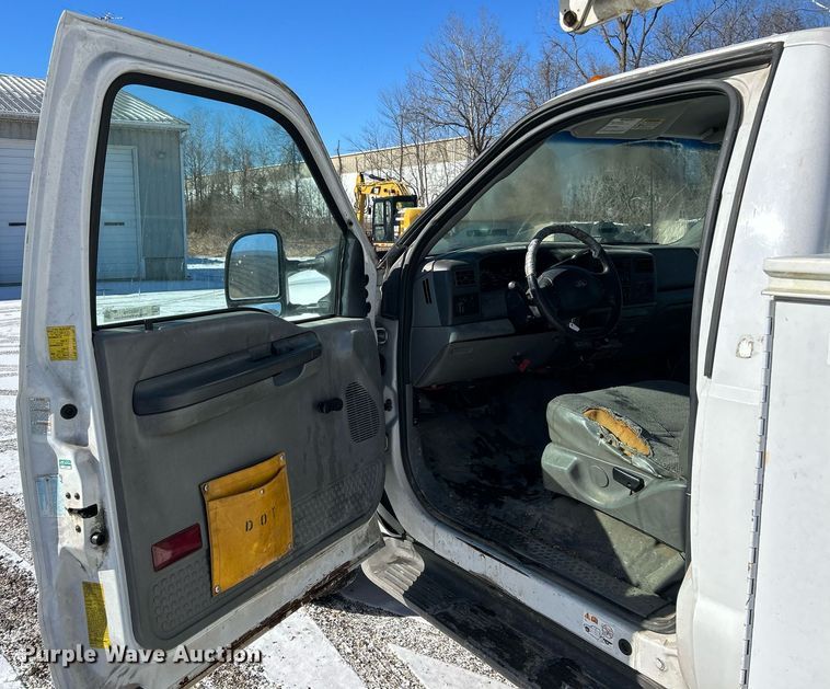 image for item NE9716 2003 Ford F550 Super Duty XL bucket truck