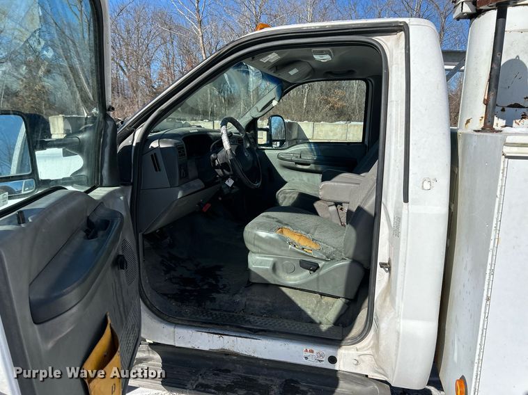 image for item NE9716 2003 Ford F550 Super Duty XL bucket truck