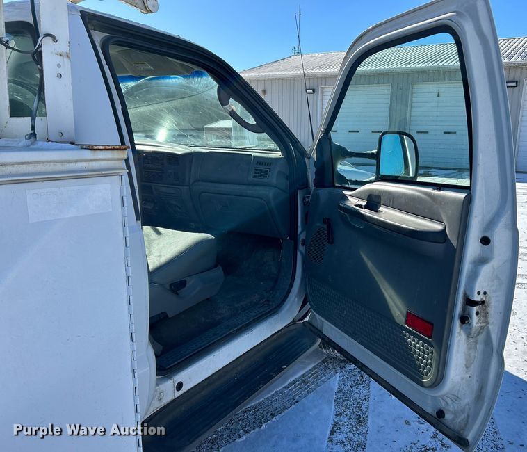 image for item NE9716 2003 Ford F550 Super Duty XL bucket truck