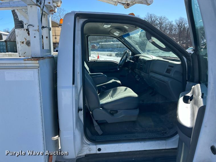 image for item NE9716 2003 Ford F550 Super Duty XL bucket truck