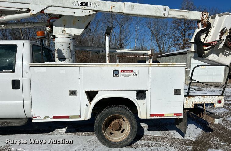 image for item NE9716 2003 Ford F550 Super Duty XL bucket truck
