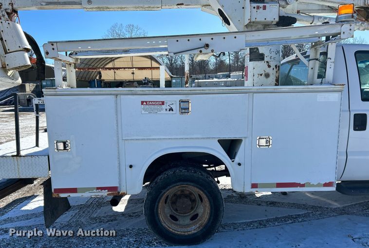 image for item NE9716 2003 Ford F550 Super Duty XL bucket truck