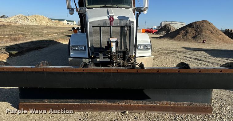 image for item NF9381 2011 Kenworth  T800 dump truck