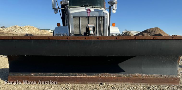 image for item NF9381 2011 Kenworth  T800 dump truck