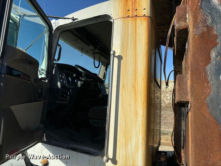 image for item NF9381 2011 Kenworth  T800 dump truck