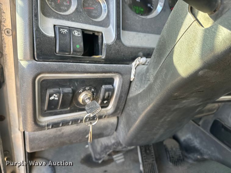 image for item NF9381 2011 Kenworth  T800 dump truck