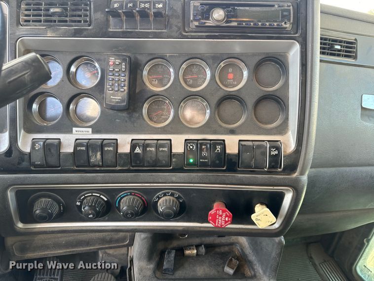 image for item NF9381 2011 Kenworth  T800 dump truck