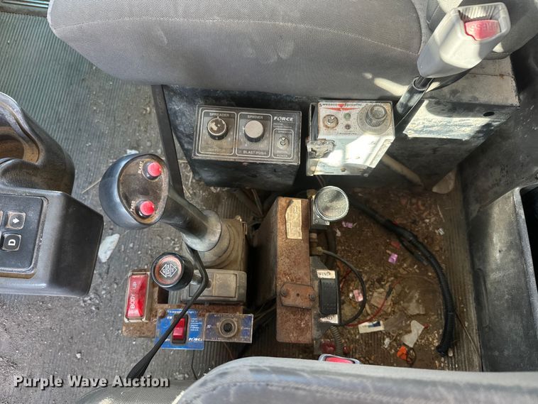 image for item NF9381 2011 Kenworth  T800 dump truck