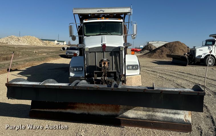 image for item NF9382 2011 Kenworth  T800 dump truck