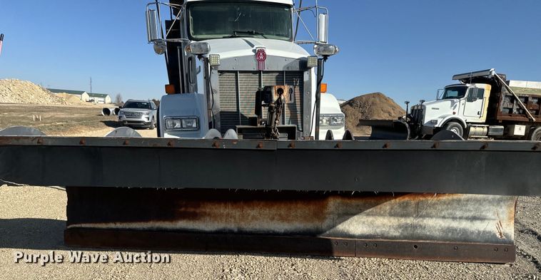 image for item NF9382 2011 Kenworth  T800 dump truck