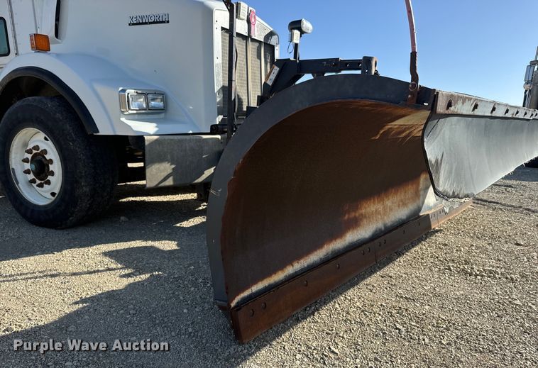 image for item NF9382 2011 Kenworth  T800 dump truck