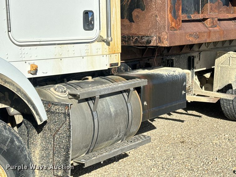 image for item NF9382 2011 Kenworth  T800 dump truck