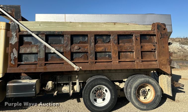 image for item NF9382 2011 Kenworth  T800 dump truck