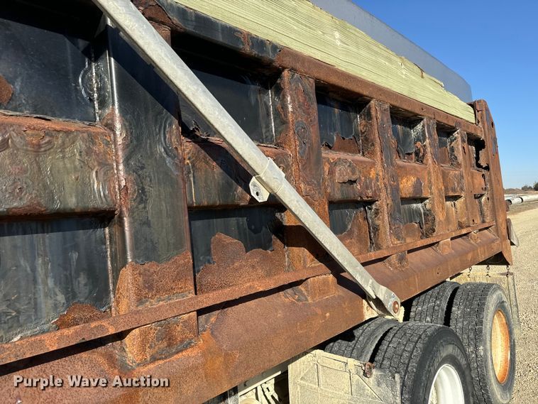 image for item NF9382 2011 Kenworth  T800 dump truck