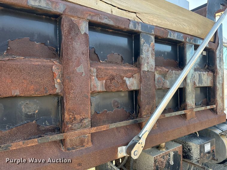 image for item NF9382 2011 Kenworth  T800 dump truck