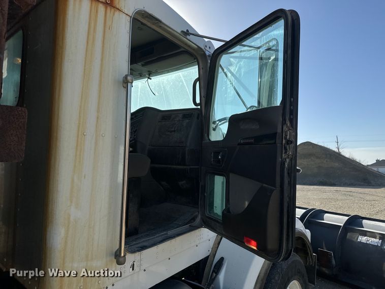 image for item NF9382 2011 Kenworth  T800 dump truck