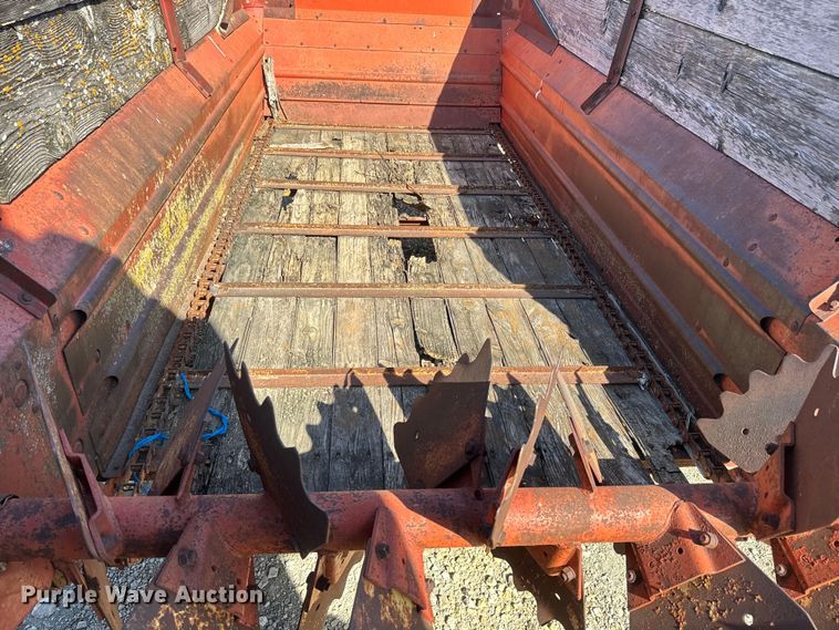 image for item NF9386 New Holland  512 manure spreader
