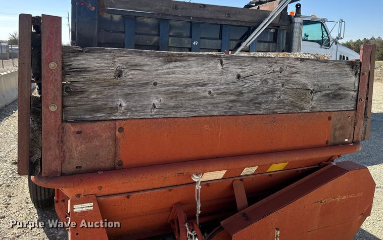 image for item NF9386 New Holland  512 manure spreader