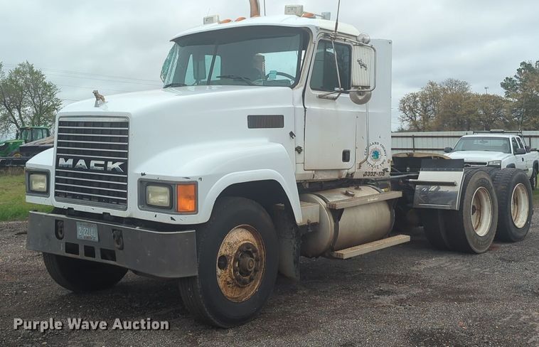 image for item NG9372 2000 Mack CH613 semi truck