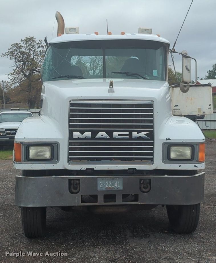 image for item NG9372 2000 Mack CH613 semi truck