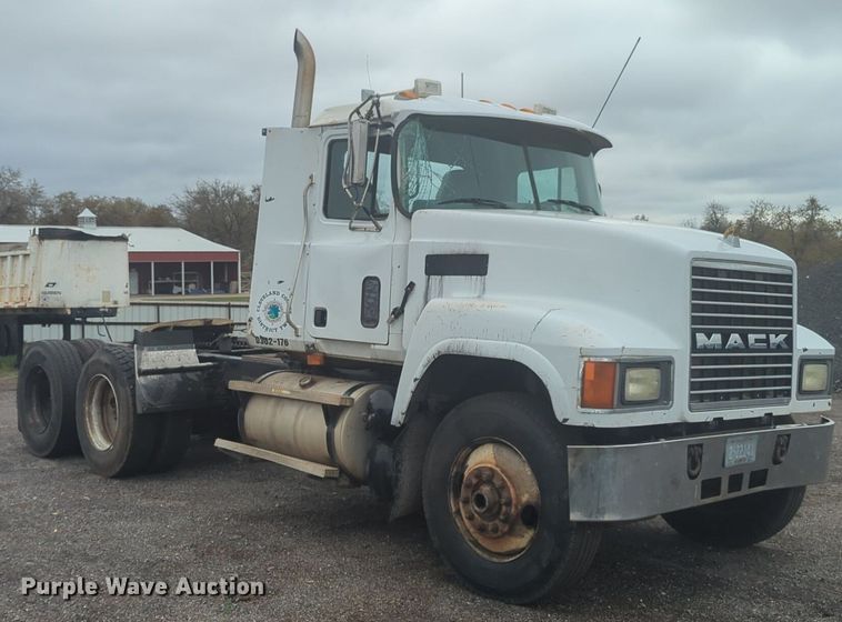 image for item NG9372 2000 Mack CH613 semi truck