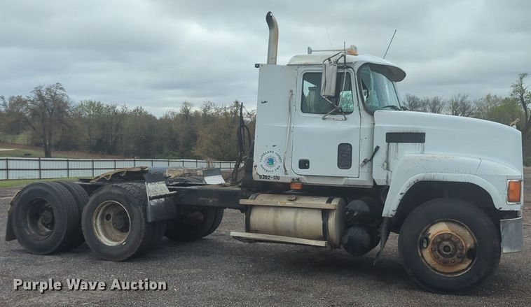 image for item NG9372 2000 Mack CH613 semi truck