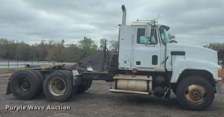 image for item NG9372 2000 Mack CH613 semi truck