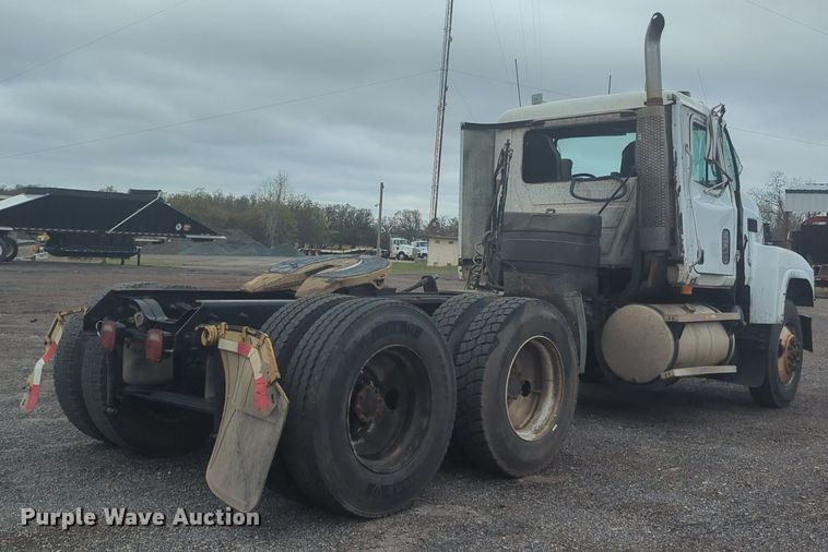 image for item NG9372 2000 Mack CH613 semi truck